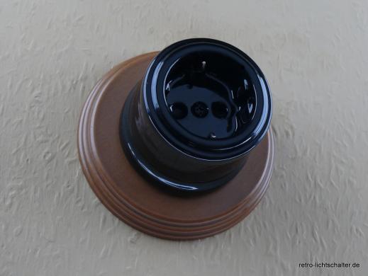 Garby Schukosteckdose Porzellan schwarz im Einfachrahmen Holz Buche honigfarben, von vorn